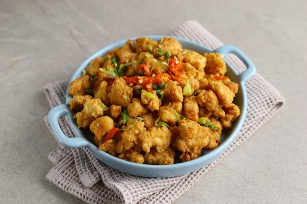 Poulet soufflé chaud et épicé ou ayam popcorn cabe garam