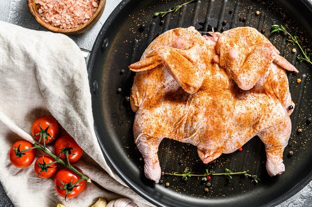 Poulet tabaka cru dans la poêle