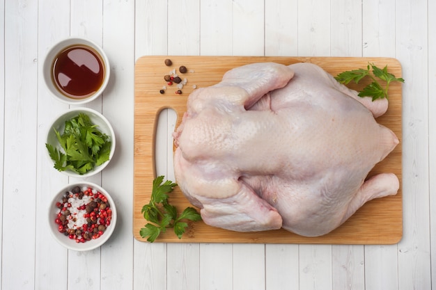 poulet sur table en bois