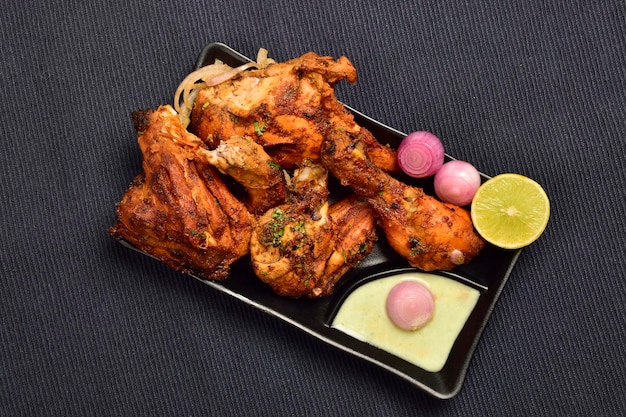 Poulet Tandoori au chutney citron et oignon en assiette