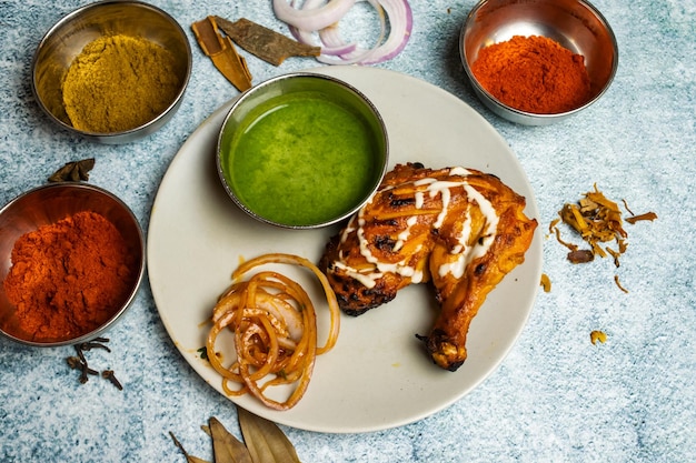 Poulet tandoori avec sauce chili servi dans un plat isolé sur fond vue de dessus de la nourriture du bangladesh