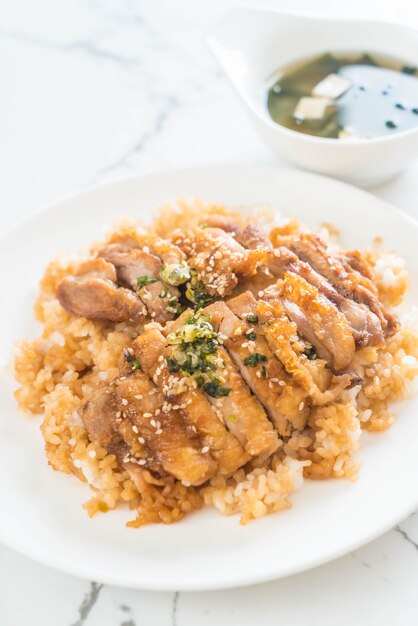 poulet teriyaki sur du riz garni de soupe miso