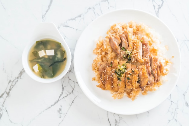 poulet teriyaki sur riz garni de soupe miso