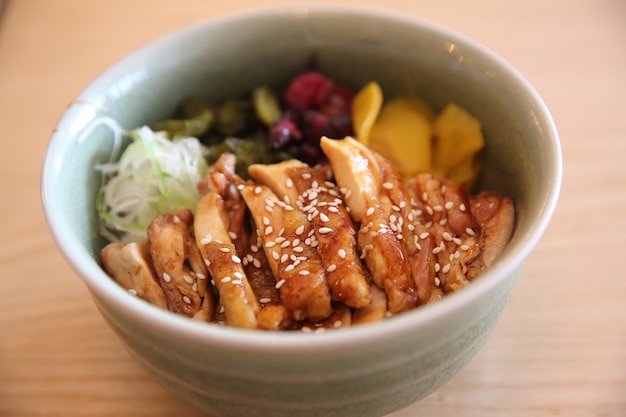 Poulet teriyaki sur riz japonais