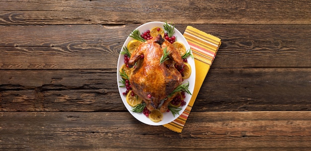 Poulet de Thanksgiving sur table en bois