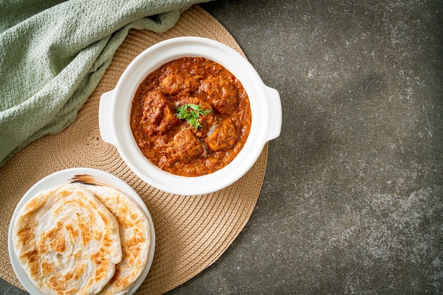 poulet tikka masala viande au curry épicé avec roti ou pain naan - style de cuisine indienne