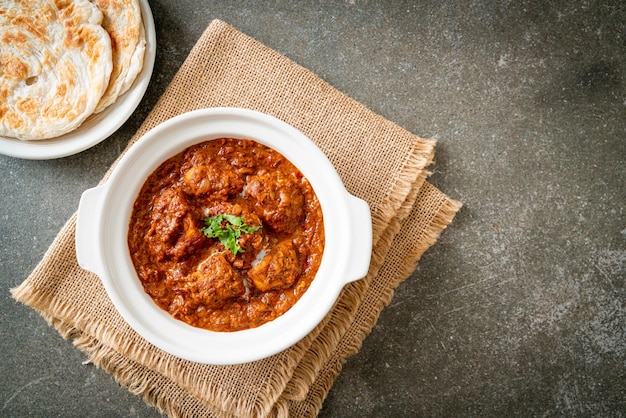 poulet tikka masala viande au curry épicé avec roti ou pain naan - style de cuisine indienne