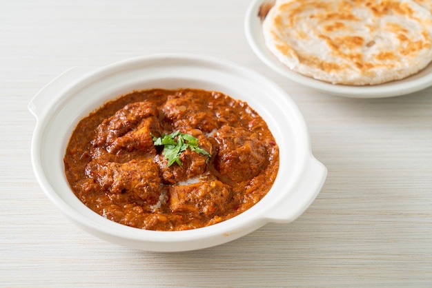 Poulet tikka masala viande au curry épicé avec roti ou pain naan