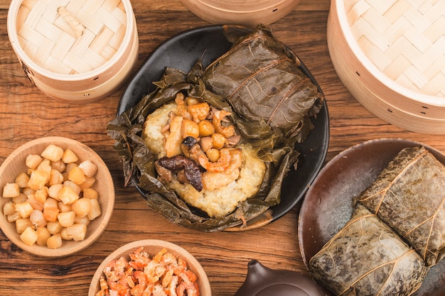 Poulet à la vapeur avec riz gluant aux feuilles de lotus