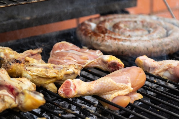 Poulet et viande de porc sur un barbecue