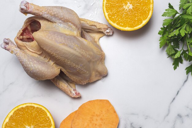 Poulets coquelet entiers aux crudités prêts à cuire