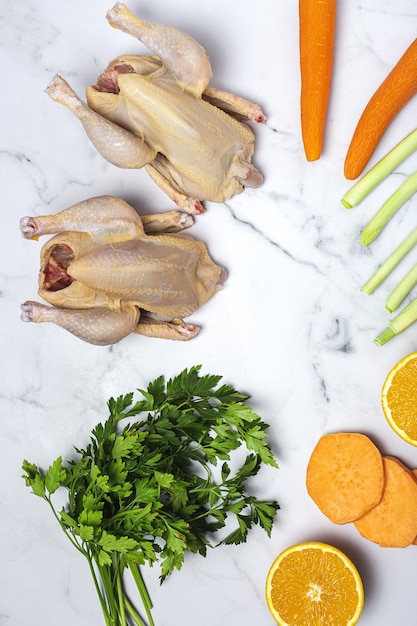 Poulets coquelet entiers aux crudités prêts à cuire