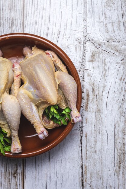 Poulets coquelet entiers aux crudités prêts à cuire