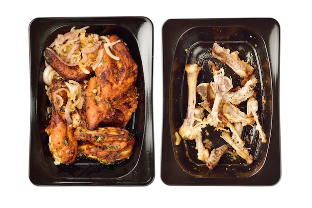 Poulets grillés avec des restes d'os de poulet dans un récipient