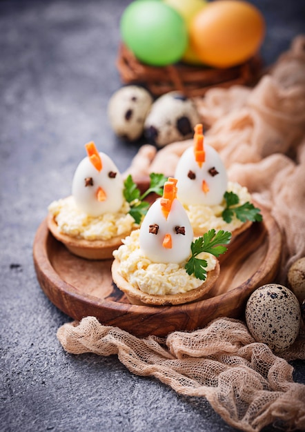 Poulets à partir d&#39;œufs. Apéritifs de Pâques pour la fête