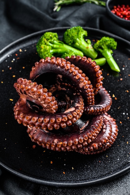 Poulpe bouilli avec brocoli sur une assiette