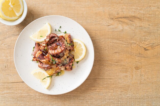 poulpe ou calamar grillé avec sauce citron beurre et thym