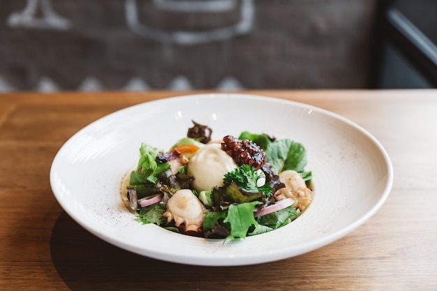 Poulpe Galicien Fumé avec Fromage Burrata, Radis, Chêne Vert et Tomate.