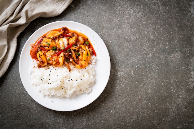 Poulpe sauté ou calmar et pâte épicée coréenne (osam bulgogi) avec du riz