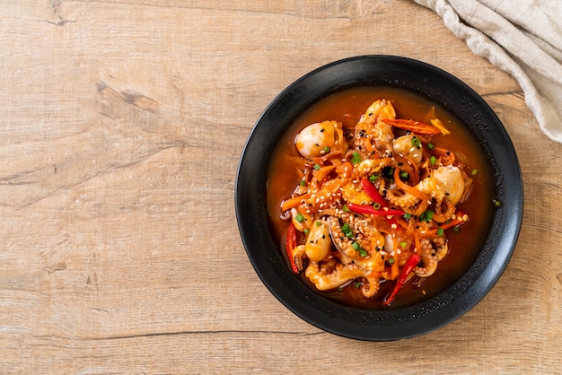 poulpe sauté ou calmar avec pâte épicée coréenne (osam bulgogi)