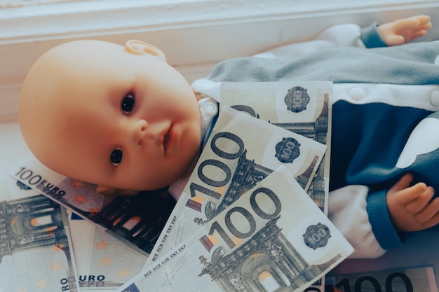 La poupée de bébé se trouve avec le concept de vente d'enfants d'argent d'euro