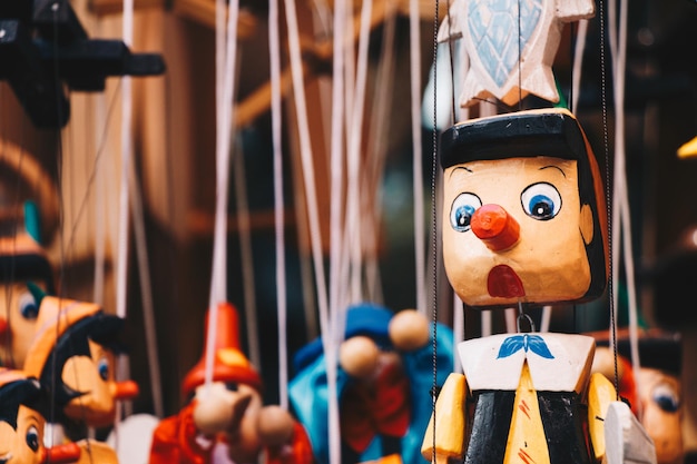 La poupée en bois de Pinocchio avec son long nez