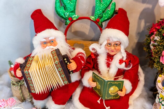 poupée du père noël statue du père noël avec des décorations et des cadeaux de noël