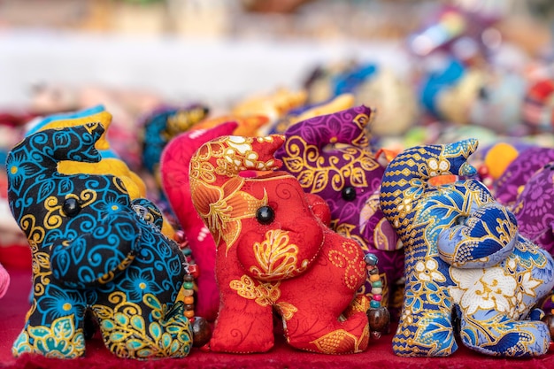 Poupée éléphant à vendre au marché de rue Thaïlande Souvenirs pour touristes au gros plan du marché