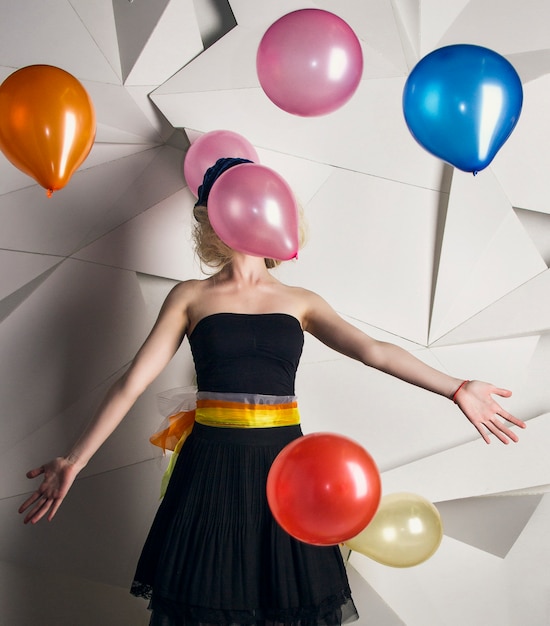 Photo poupée femme avec ballons multicolores