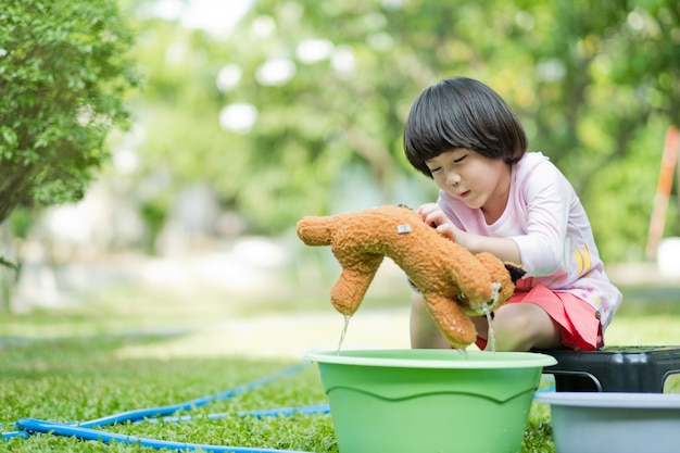 poupée de lavage enfant, enfant heureux