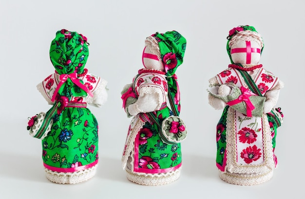 Poupée ukrainienne traditionnelle faite à la main poupée nidification poupée Motanka en costume national isolé sur blanc