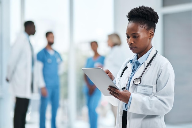 Pour approfondir ses observations Photo d'un jeune médecin utilisant une tablette numérique dans un hôpital