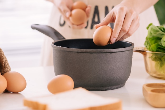 Pour faire bouillir l'œuf, mettez un œuf dans la casserole