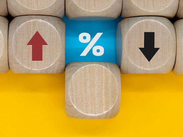 Pourcentage par rapport à l'icône de symbole de flèche vers le haut et vers le bas Taux d'intérêt Stocks Classement financier Taux hypothécaires et concept de perte de réduction