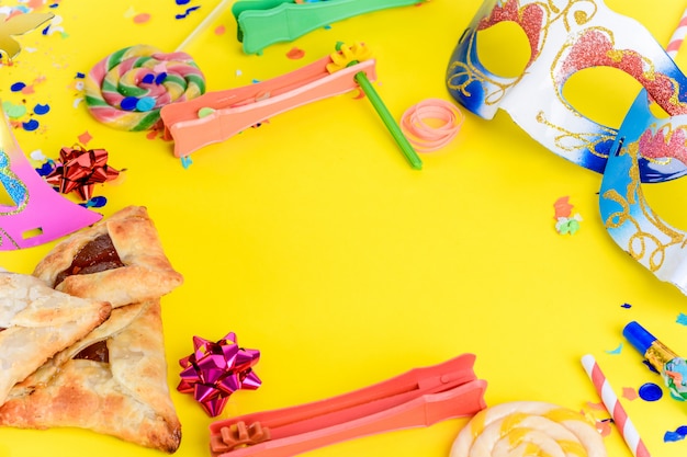 Photo pourim avec masque de carnaval, costume de fête et hamantaschen