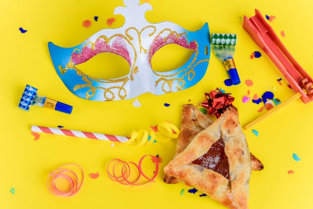 Pourim avec masque de carnaval, costume de fête