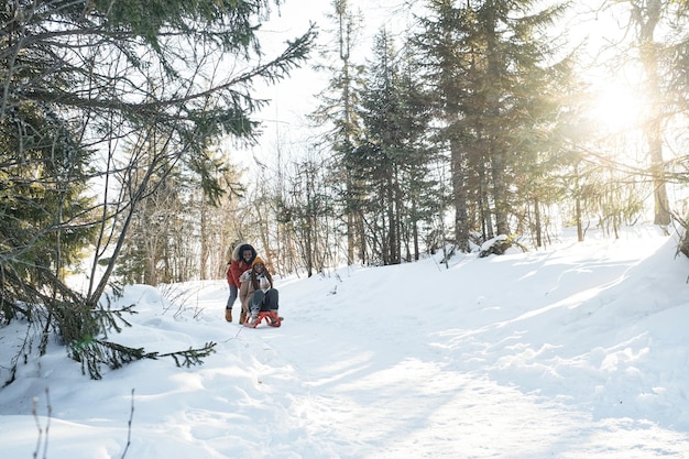 Pousser sa petite amie sur un traîneau