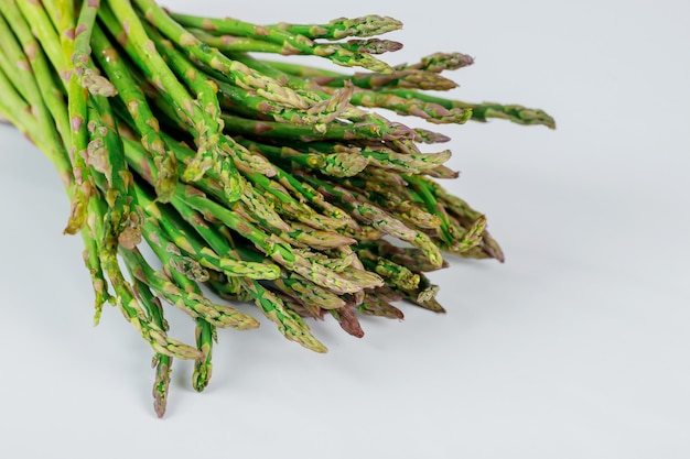 Pousses D'asperges Vertes Biologiques Fraîches Sur Blanc. La Nourriture Saine.