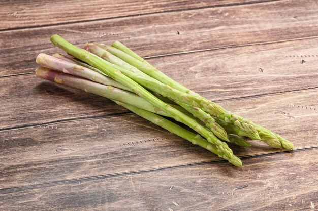 Photo pousses d'asperges vertes crues non cuites