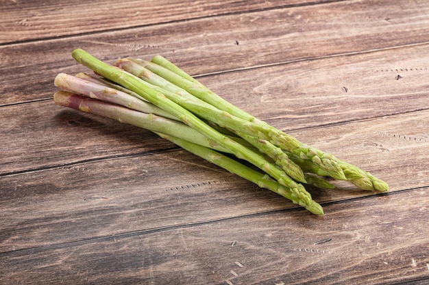 Pousses d'asperges vertes crues non cuites