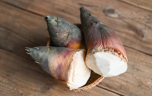 Pousses de bambou crues fraîches pour la cuisson des aliments en thaïlande Pousses de bambou sur fond de table en bois