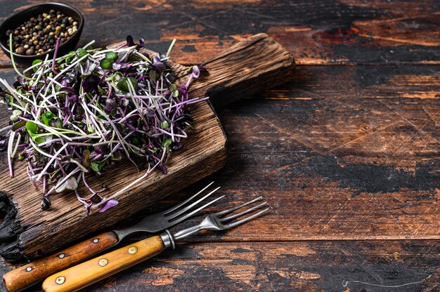 Pousses de cresson Microgreen crues sur une planche à découper