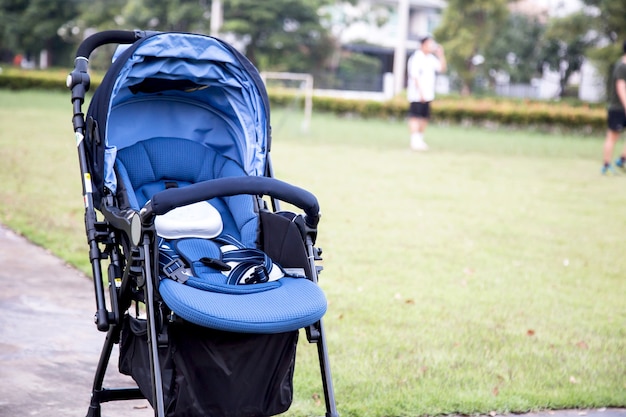 Poussette pour bébé dans le jardin