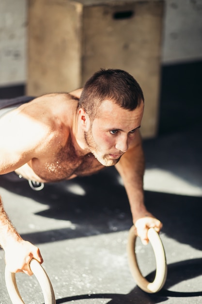 Poussez Avec Des Anneaux De Gymnastique