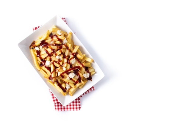 Poutine canadienne traditionnelle isolé sur fond blanc