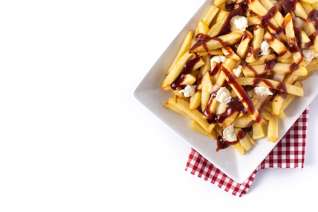 Poutine canadienne traditionnelle isolé sur fond blanc