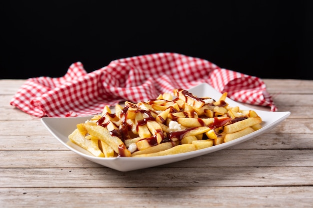 Poutine canadienne traditionnelle sur table en bois