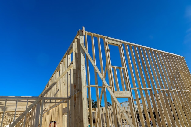 Les poutres à ossature bois collent sur une nouvelle maison à ossature de développement en construction