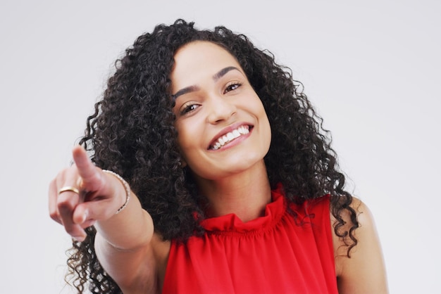 Pouvez-vous m'obtenir celui-là là-bas Jolie s'il vous plaît Portrait d'une belle jeune femme pointant vers l'appareil photo sur un fond gris