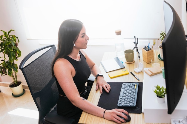 Photo le pouvoir de la maison jeune programmeuse s'épanouissant dans un espace de travail confortable